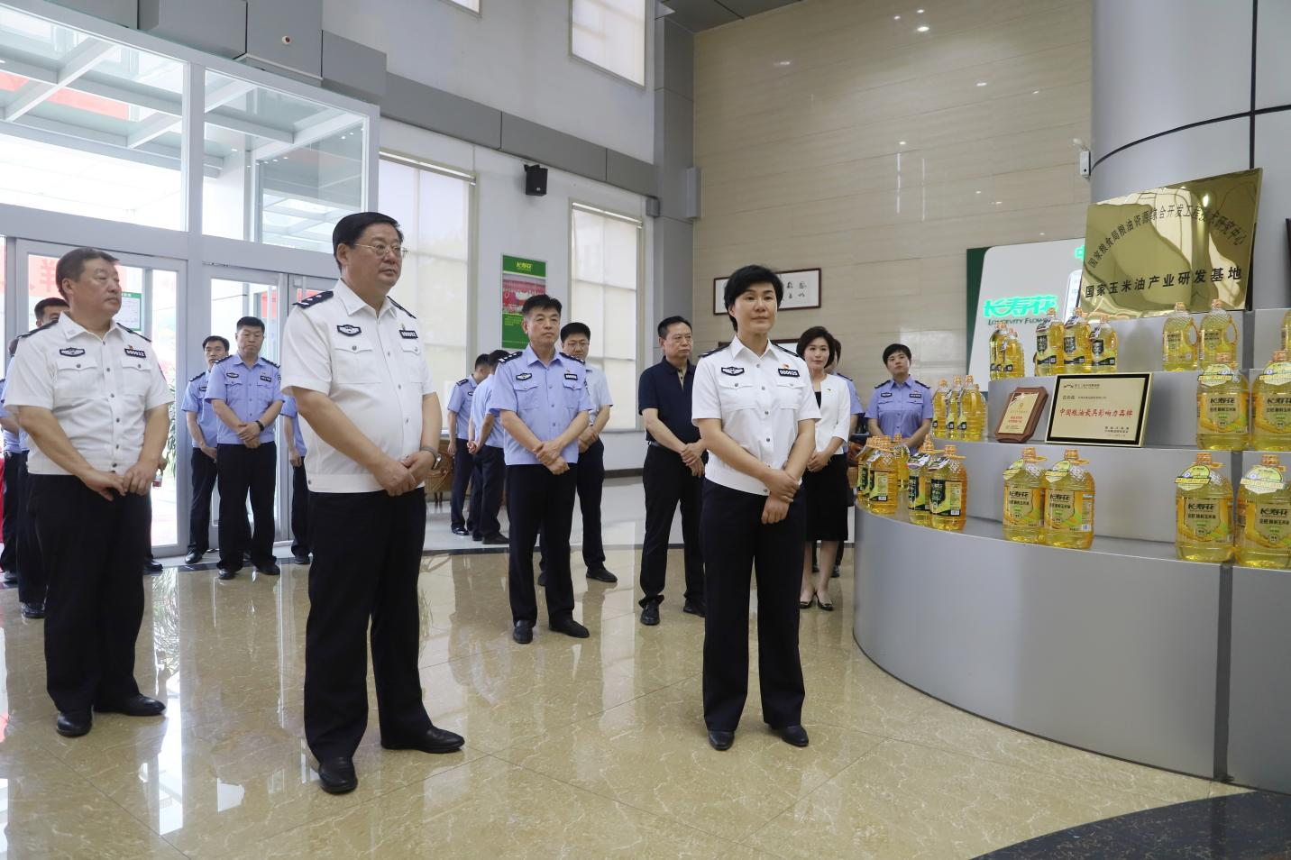 全市公安機(jī)關(guān)防范打擊民營企業(yè)內(nèi)部人員職務(wù)犯罪“礪劍?護(hù)航2024”專項行動暨經(jīng)偵重點工作推進(jìn)會與會人員來山東三星集團(tuán)觀摩