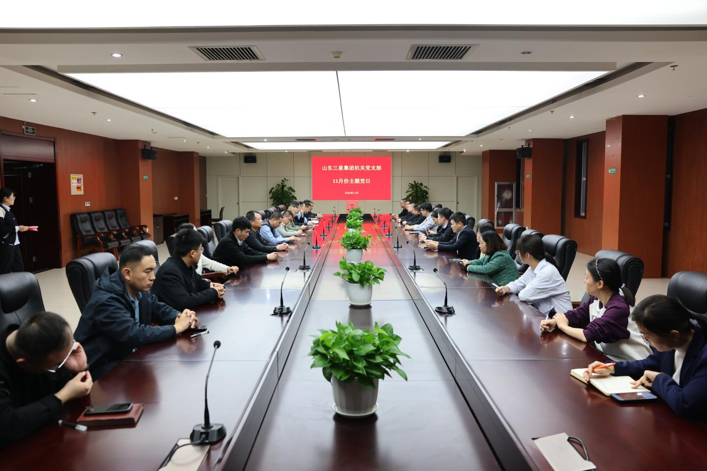 集團機關(guān)、長壽花食品黨支部召開預(yù)備黨員轉(zhuǎn)正大會