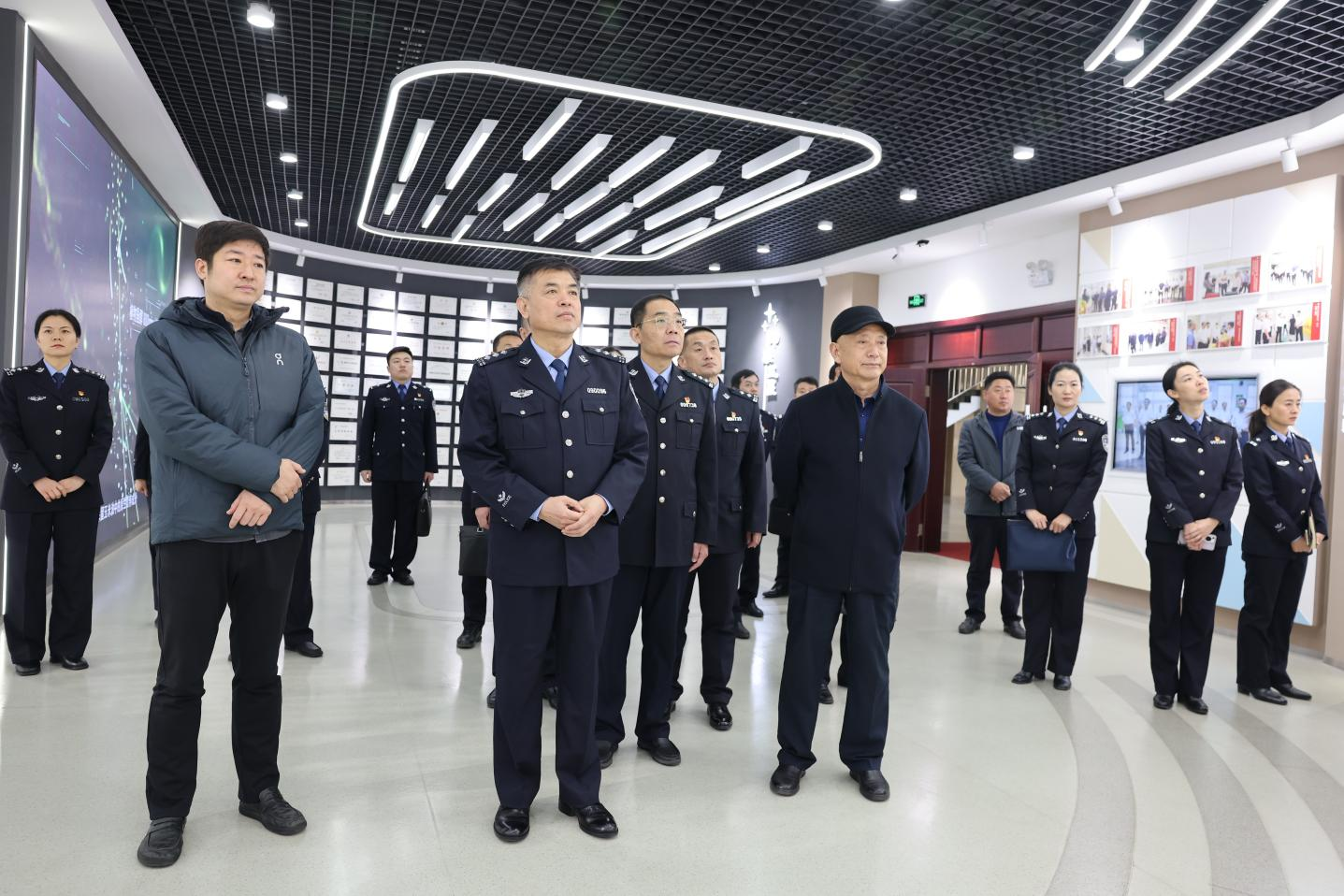 鄒平市副市長(zhǎng)、市公安局局長(zhǎng)張?jiān)缓ш?duì)來(lái)山東三星集團(tuán)調(diào)研指導(dǎo)