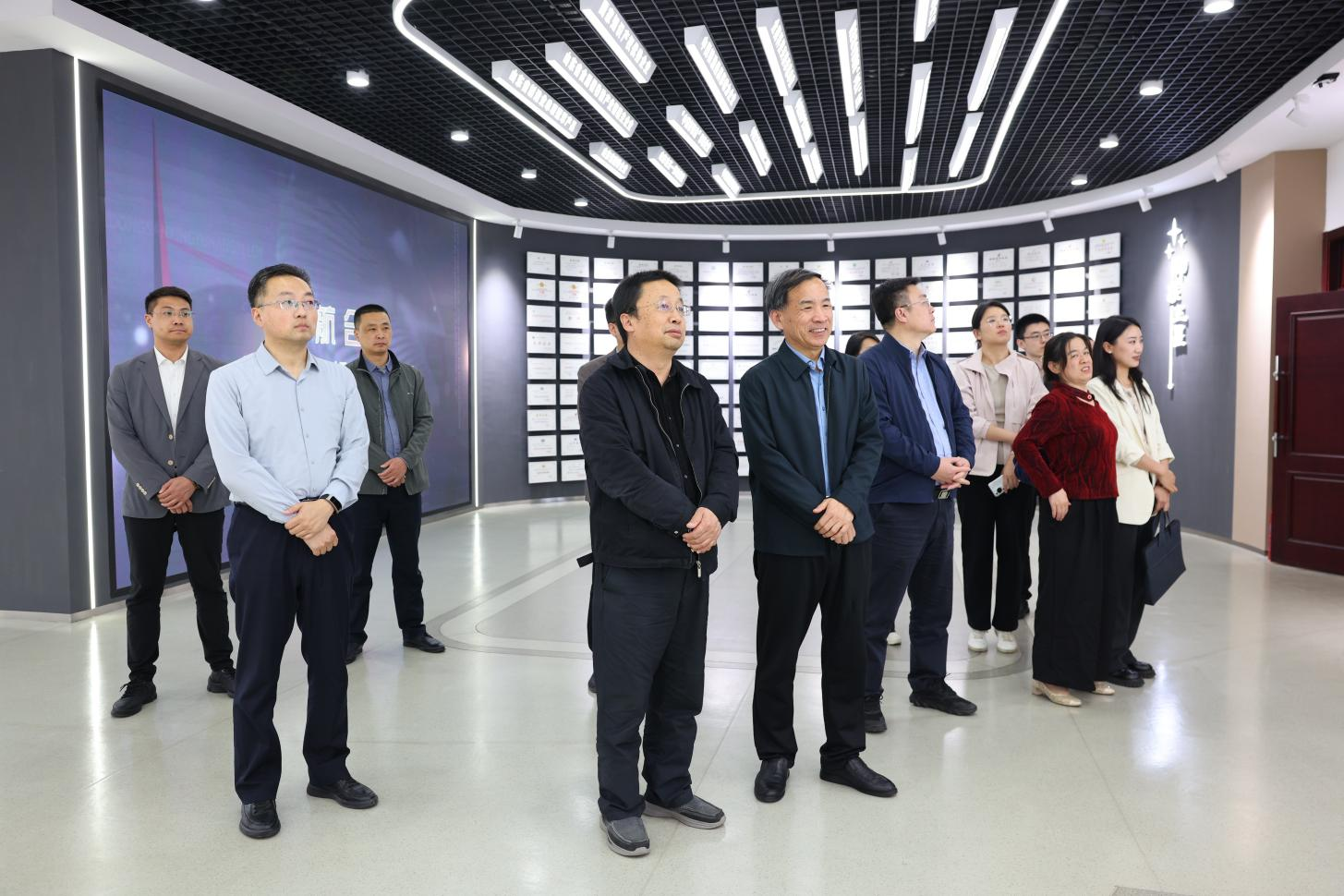 威海市科技局副局長姜新一行來山東三星集團調研