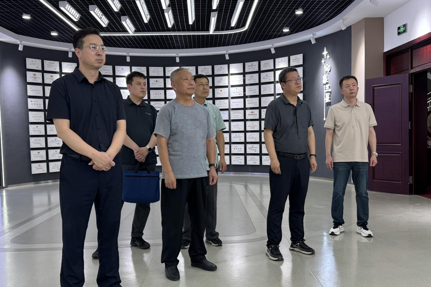 通遼市科爾沁區(qū)委副書記、政府區(qū)長(zhǎng)金樹國(guó)來(lái)山東三星集團(tuán)考察