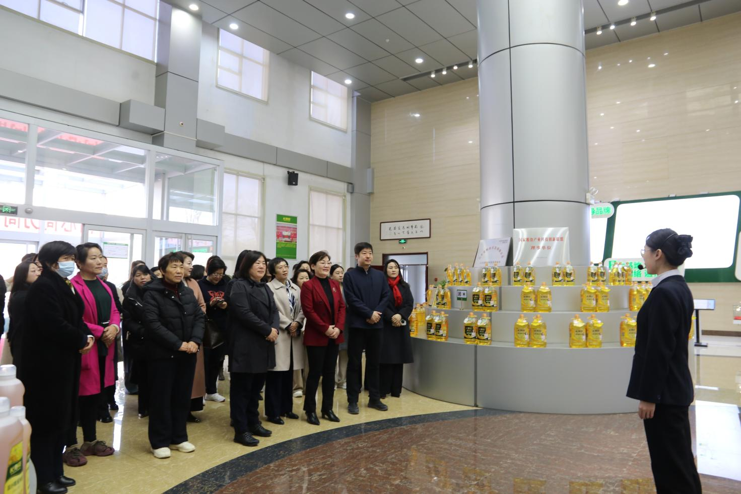 鄒平市女企業(yè)家協(xié)會2025年度工作會議與會人員來山東三星集團(tuán)觀摩交流