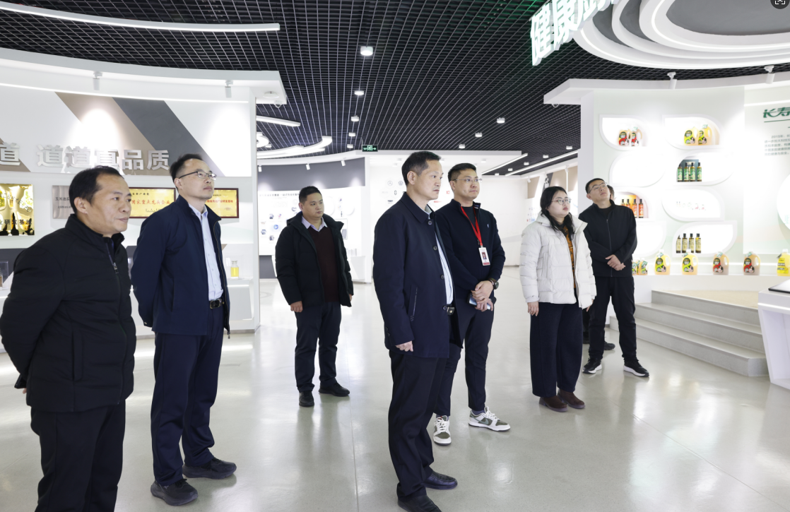 山東“產(chǎn)業(yè)第一鎮(zhèn)”城鎮(zhèn)品牌共創(chuàng)簽約會(huì)與會(huì)代表來(lái)山東三星集團(tuán)參觀考察